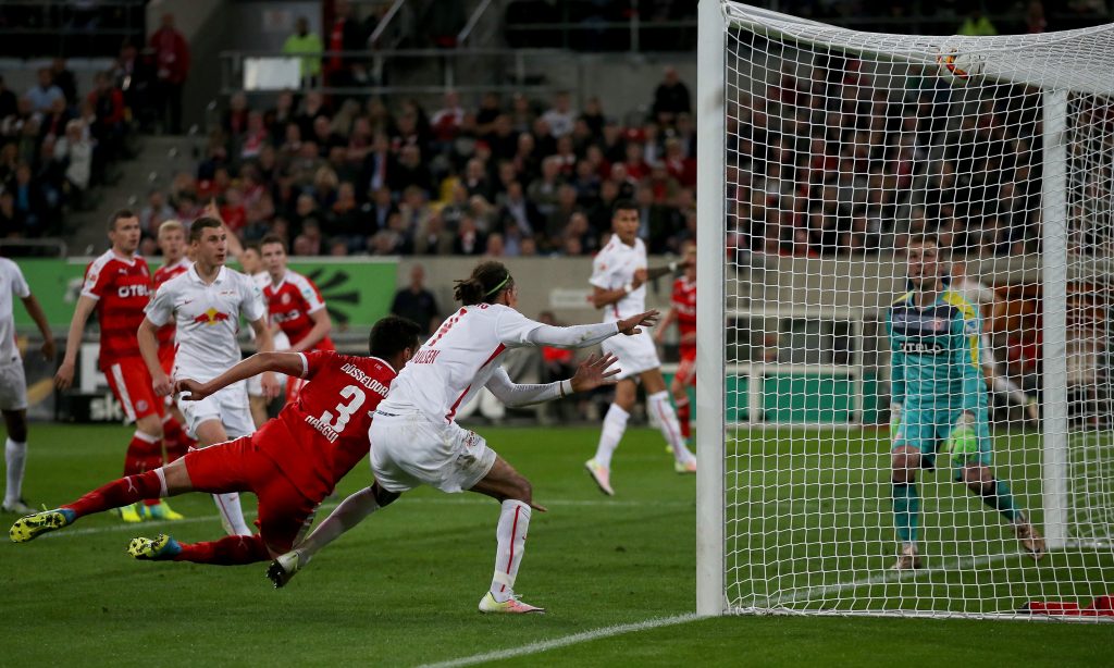 A párosítás "gólkirálya", Youssuf Pulsen három gólja egyikét szerzi még a Bundesliga2-ben a düsseldorfiak ellen (Fotó: Getty Images) 